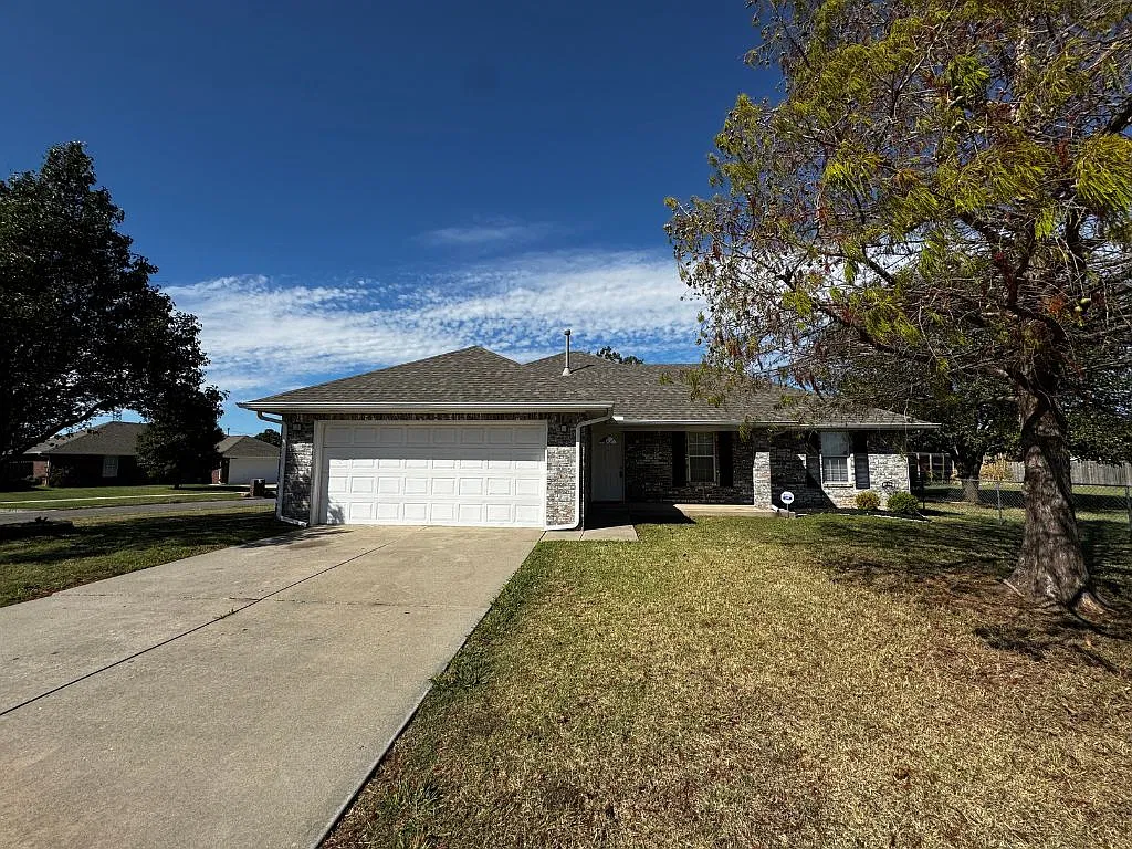 1801 Tudor Pl. Moore, OK 73160 — Photo 1