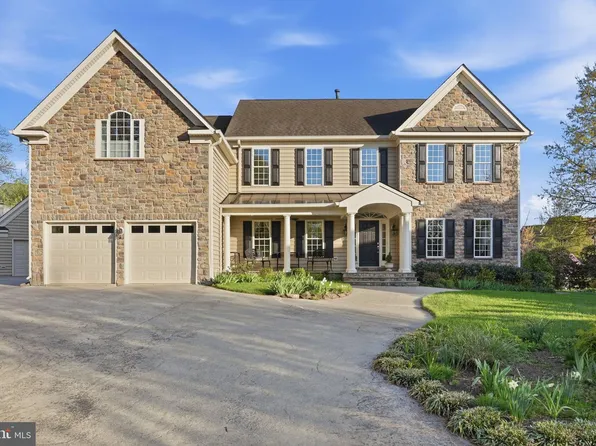 888 Ballou St, Herndon, VA 20170