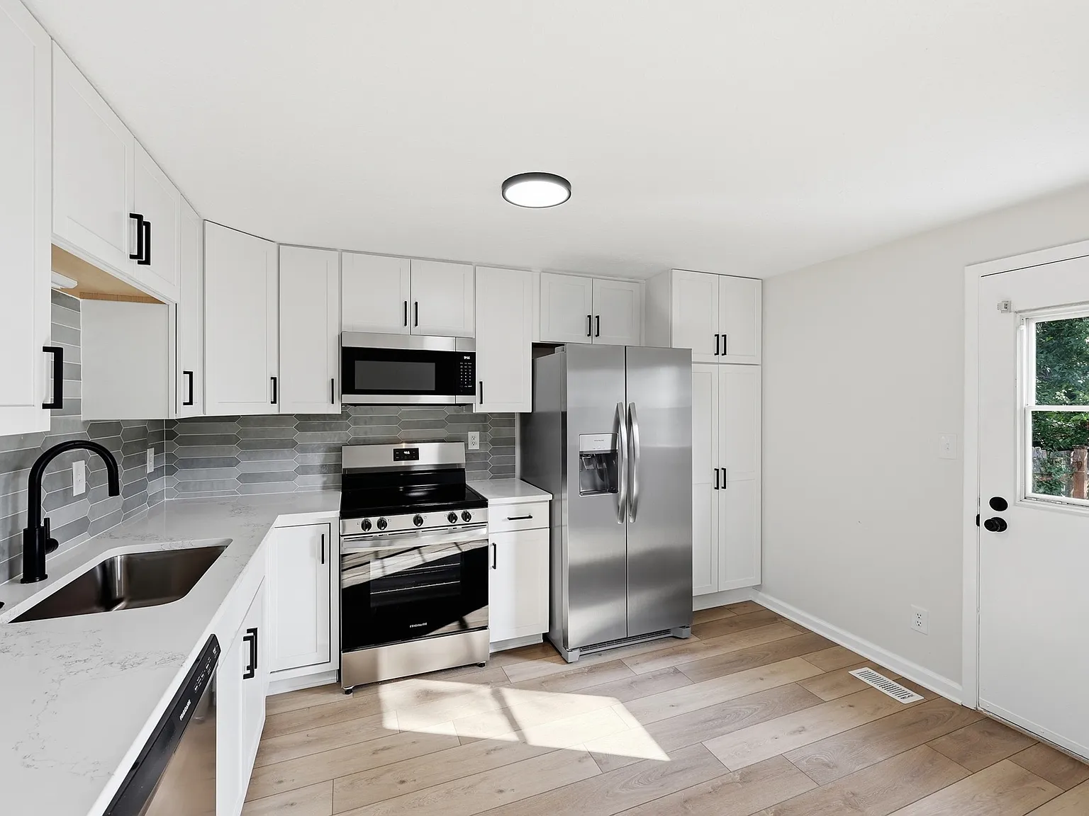 3 bed, 2.5 bath, 1220 sqft, $2,000 — Photo 2