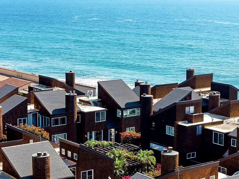 Walking distance to train station, restaurants and design district on Cedros Street.