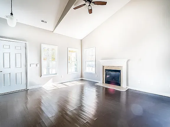 1002 Mallory Ln — Photo 3