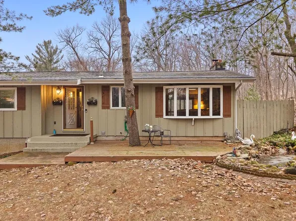 W9477 Parkway Drive, Poynette, WI 53955