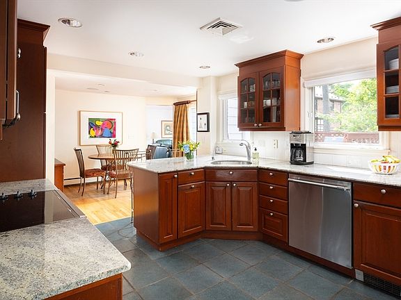 5th image of 61 Woodlawn Dr