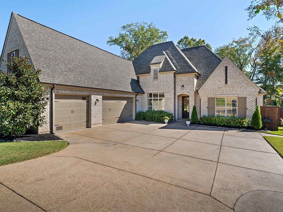 1st image of 330 Saunders Creek Dr