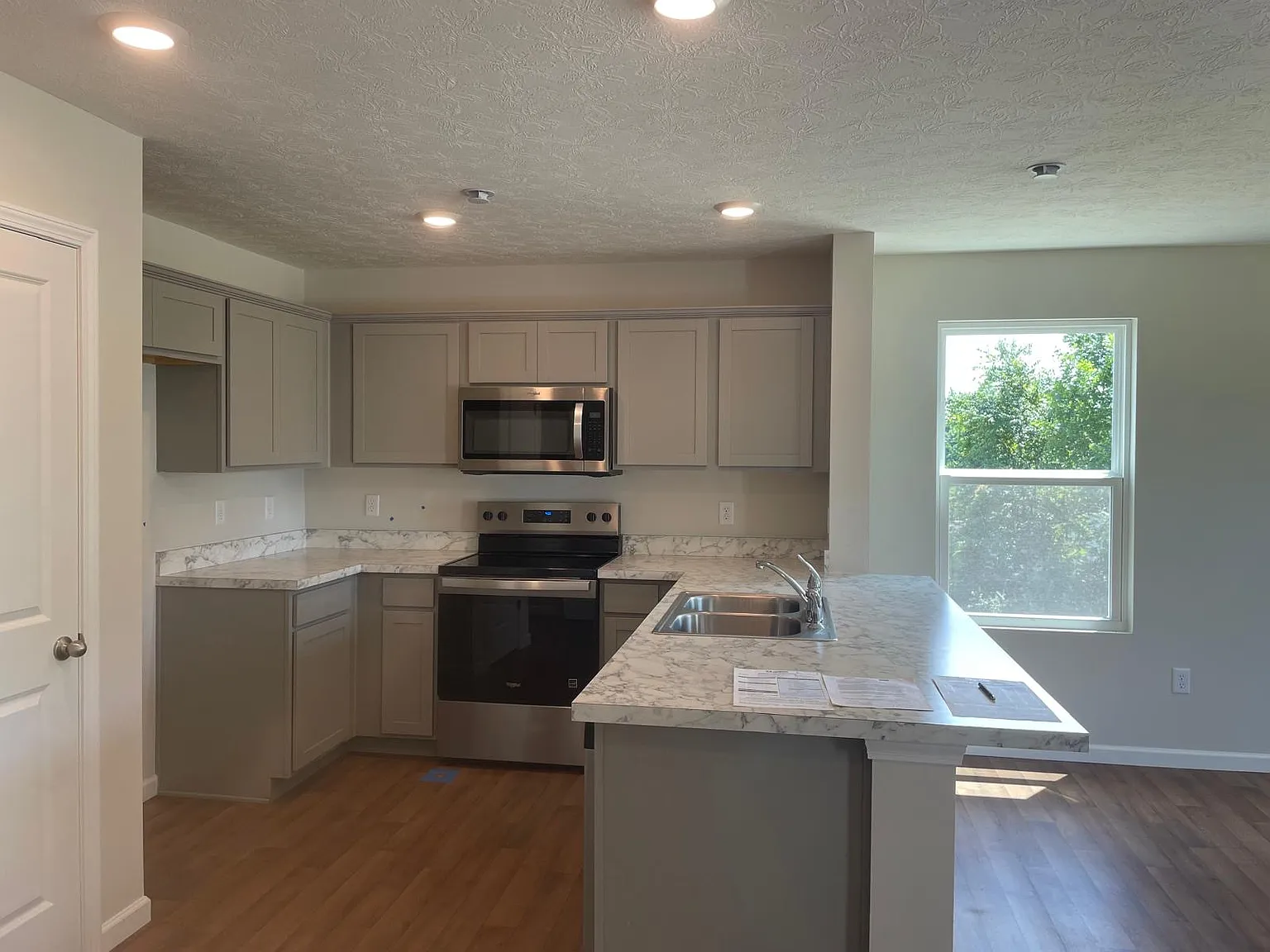 3 bed, 1418 sqft, $2,300 — Photo 4
