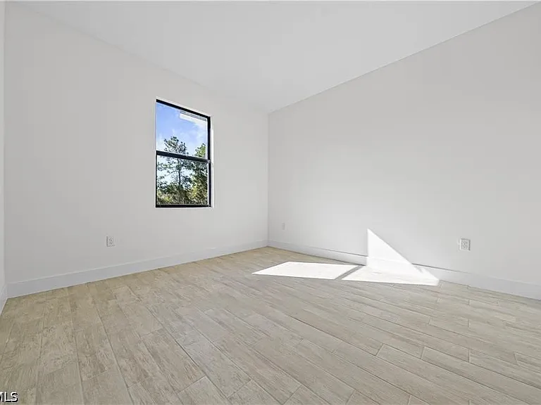 2220 Kenneth Ave S — Photo 9