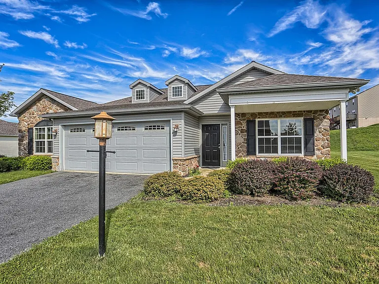 312 Sleepy Hollow Dr — Photo 2