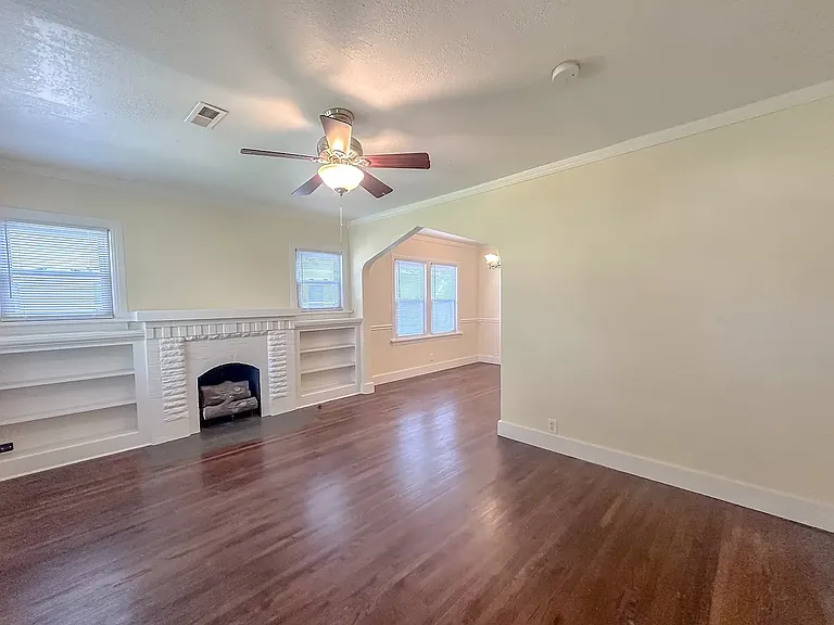 219 S Florence Ave — Photo 2