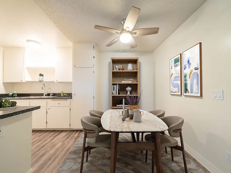 570 S Lincoln Ave — Photo 1