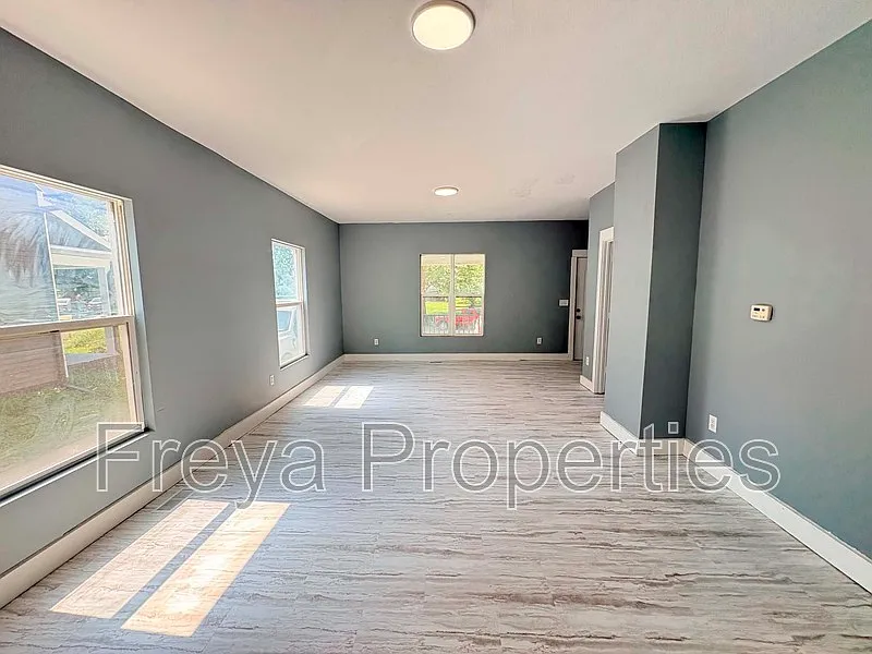 2 bed, 1.0 bath, 816 sqft, $1,300 — Photo 3