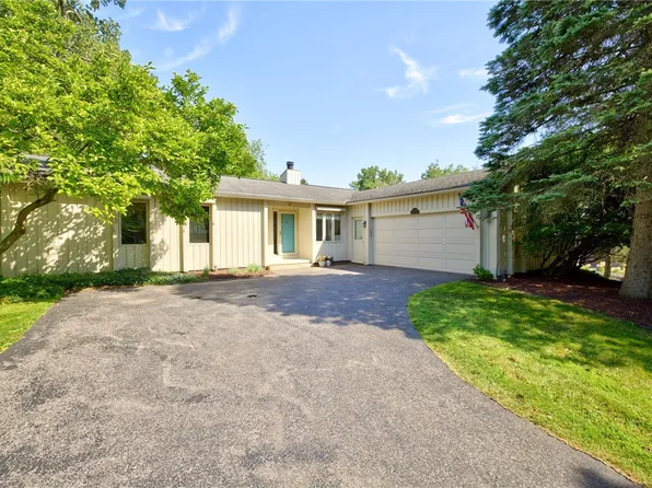 12 Erie Cres, Fairport, NY 14450