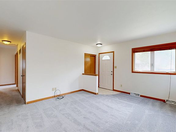 5th image of 606 Keokuk Ct