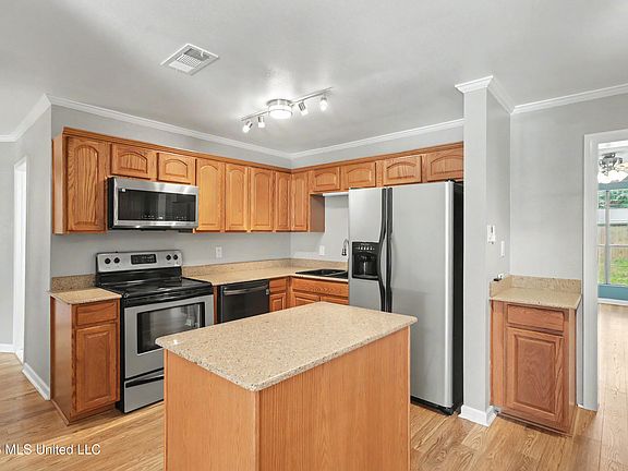 5th image of 210 Gates Ave