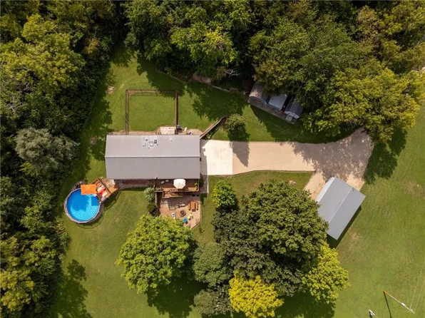 15978 S Leweling Rd, Scranton, KS 66537
