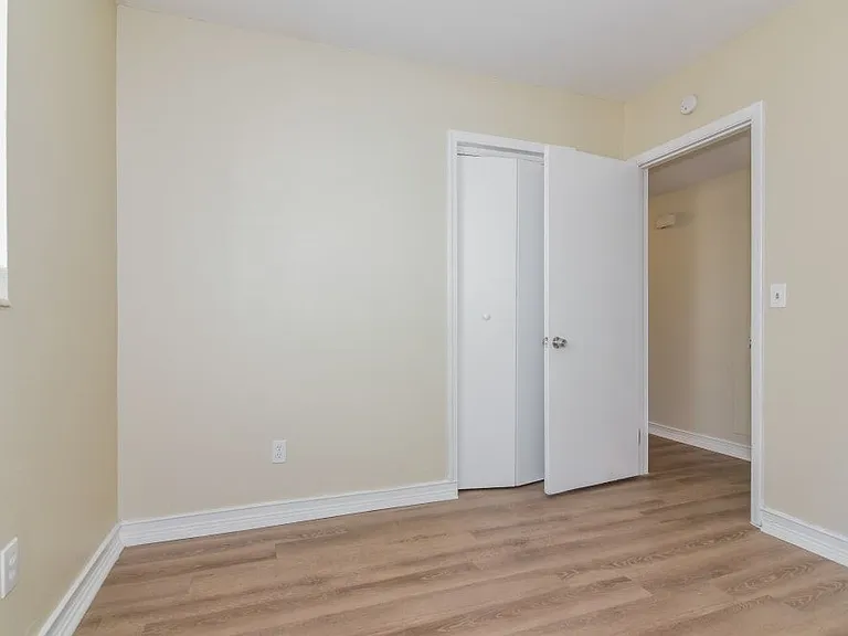 512 Sutton Pl — Photo 10