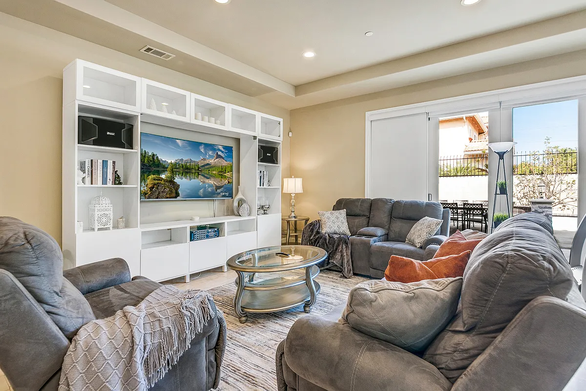4 bed, 4000 sqft, $11,000 — Photo 2