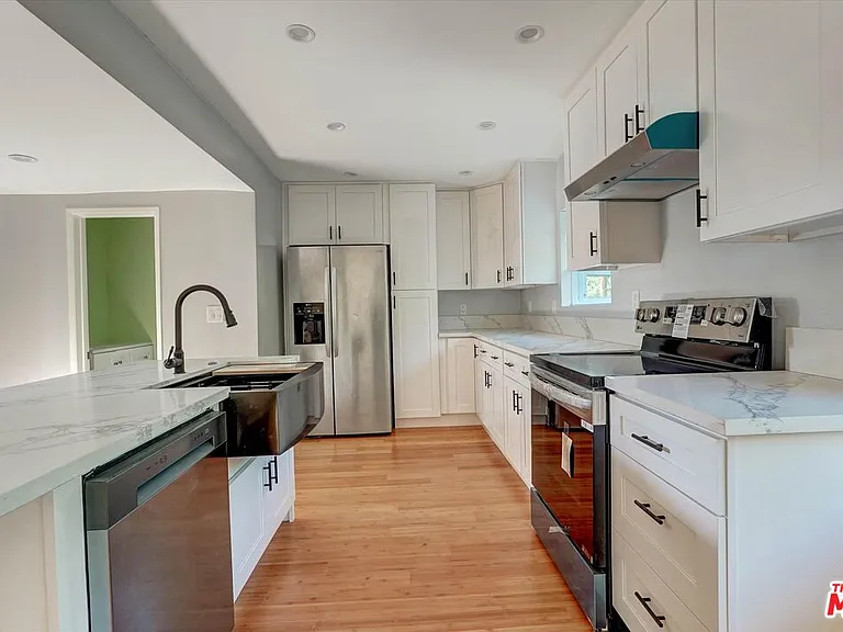 5726 Woodman Ave #2 — Photo 9