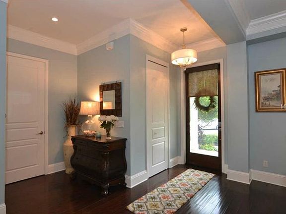3rd image of 926 N Hyer Ave