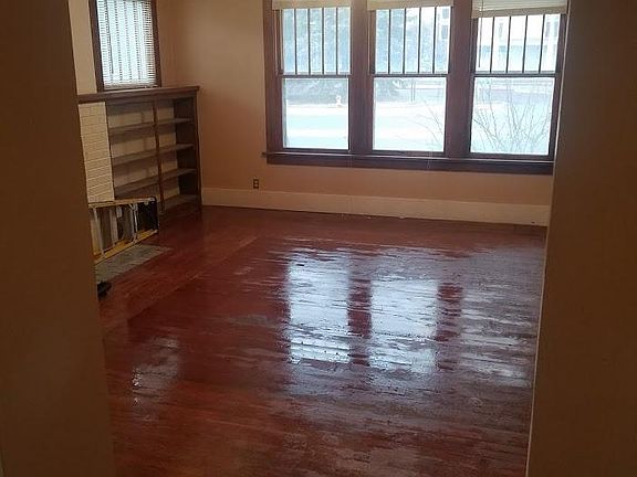 3rd image of 1526 E Grand Ave