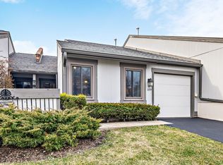 109 Honeysuckle Ct, Rolling Meadows, IL 60008