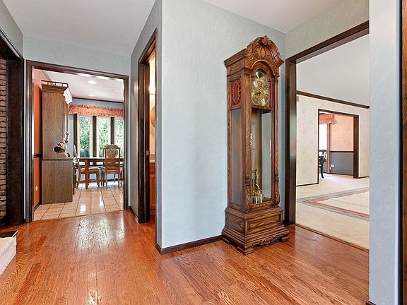 4th image of 412 Langley Ct