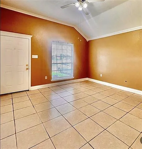 3 bed, 2.0 bath, 1115 sqft, $1,600 — Photo 2
