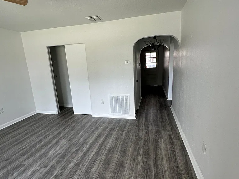 526 Sumner St — Photo 7