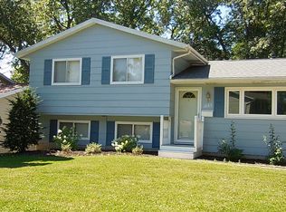 1865 Carriage Hill Dr, Waterloo, IA 50701