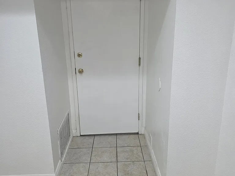 1003 W 9th St #13 — Photo 6
