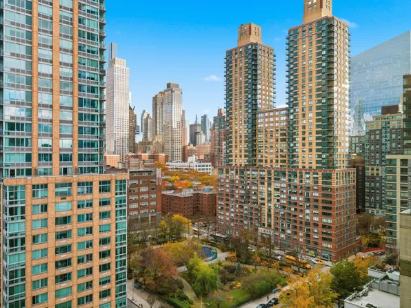 100 Riverside Boulevard image 6 of 11