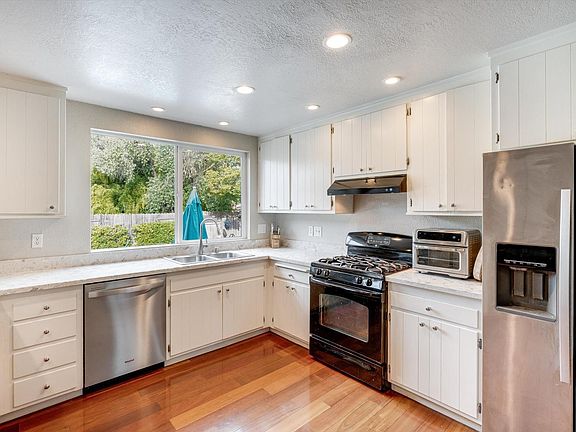 5th image of 525 Oak Lake Avenue