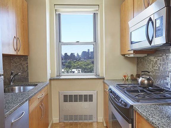 4th image of 2 Horatio St APT 10P