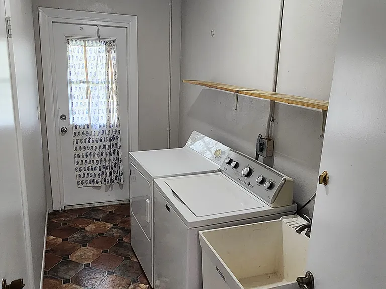 233 SW 47th St — Photo 8