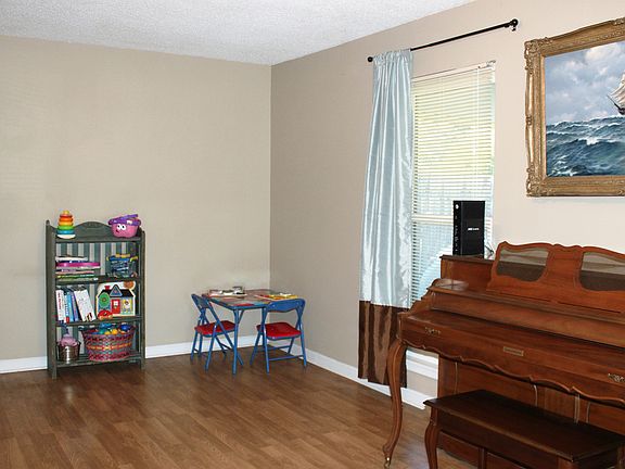 3rd image of 146 Elmira Dr
