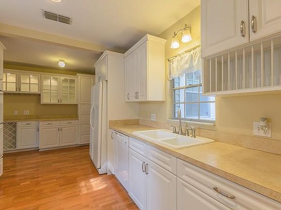 5th image of 1018 W Peninsular St