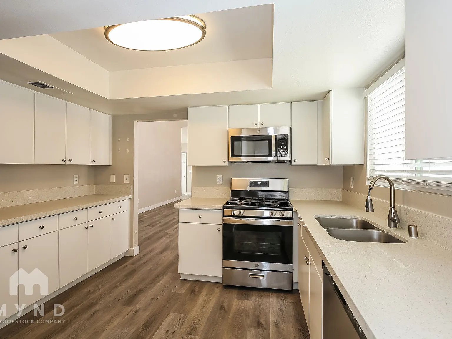 3 bed, 2.0 bath, 1347 sqft, $2,050 — Photo 2