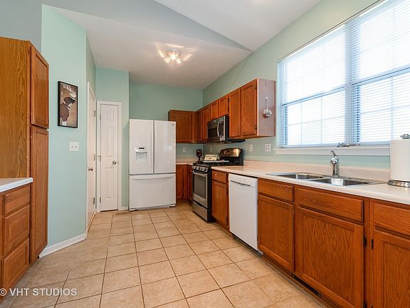 3rd image of 606 Salem Cir
