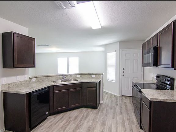 4th image of 1011 Marquis Dr