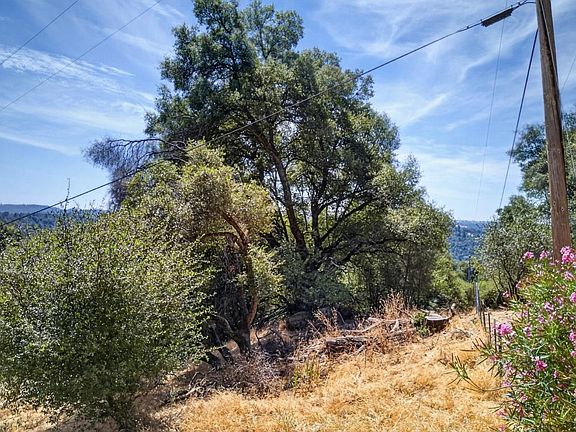 4th image of 2 Berry Pond Rd