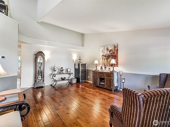2nd image of 2914 127 Avenue NE