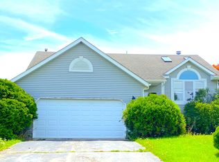 22 King Henry Rd SE, Poplar Grove, IL 61065