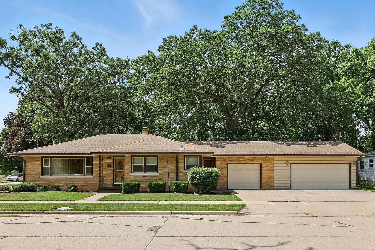 3722 21st AVENUE photo 1