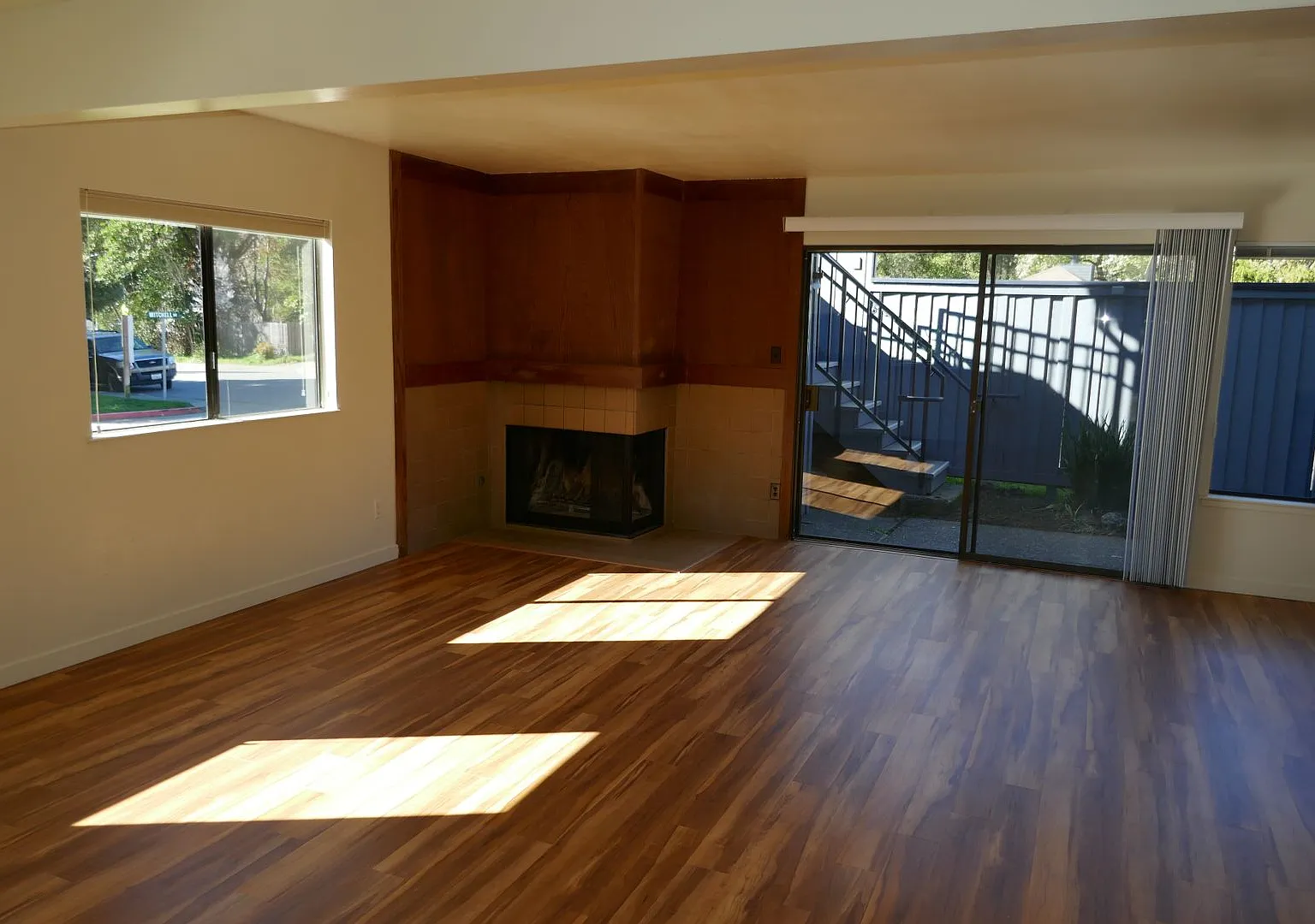 Large Three Bedroom Two And Half Bath End Unit Condo Townhome In Canon Village — Photo 3