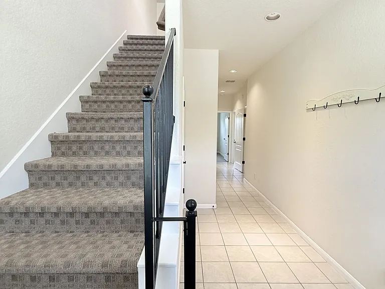 1271 E Common St #1271 — Photo 2