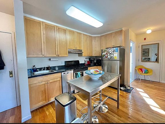 2nd image of 567 Warren St #605