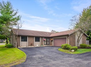 560 Lakeview Ct, Roselle, IL 60172