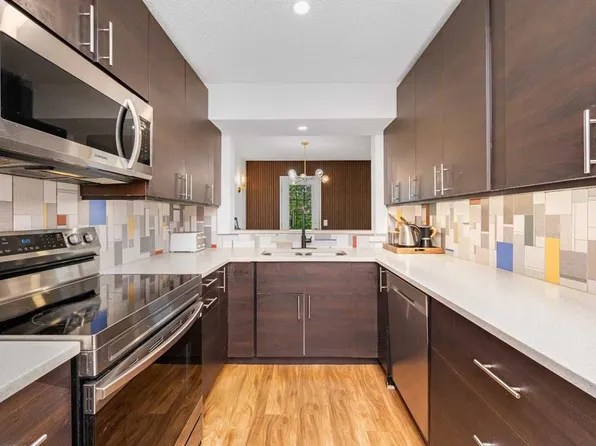 503 E Signal Hill Grn SW, Calgary, AB T3H 2Y4