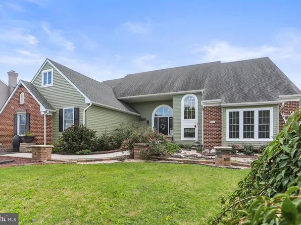 206 Fairview Dr, Hanover, PA 17331
