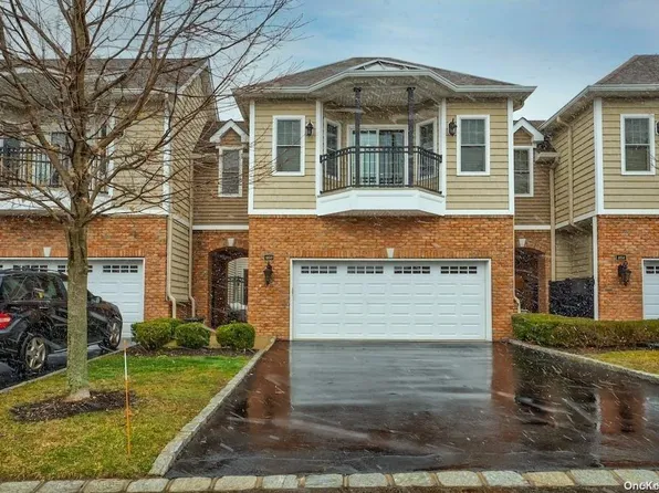 1153 Roosevelt Way #1, Westbury, NY 11590