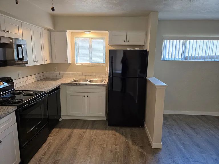 638 Van Buren St #16 — Photo 5